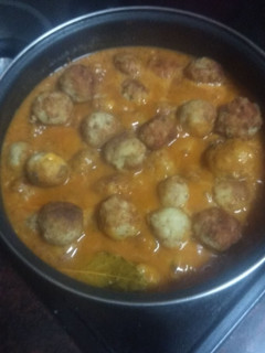 Una foto de Albóndigas de sama, papas y langostinos con salsa
