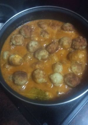 Una foto de Albóndigas de sama, papas y langostinos con salsa