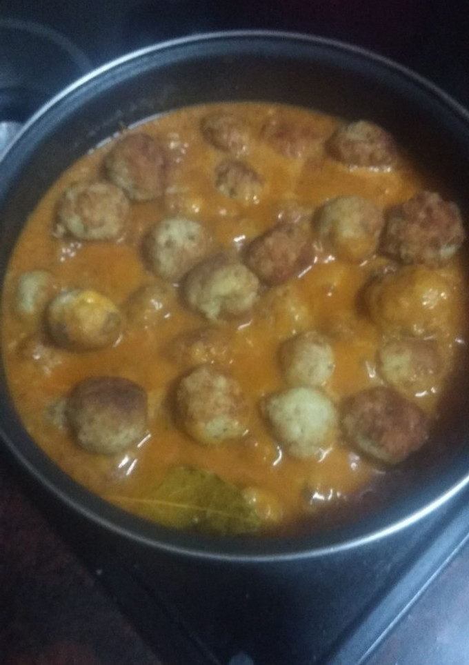 Una foto de Albóndigas de sama, papas y langostinos con salsa