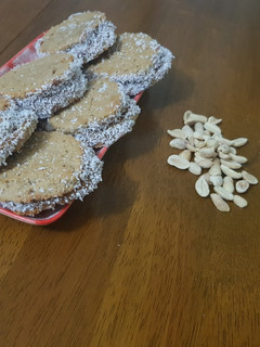 Una foto de Alfajores de maní sin harina😉🤩