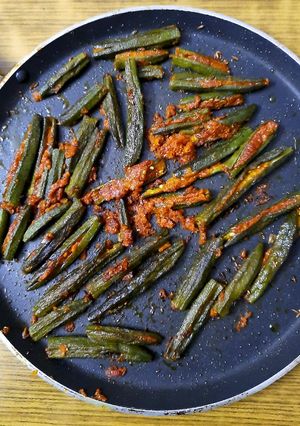 भरवा तवा भिन्ड़ी (Bharwan Tawa Bhindi recipe in Hindi) रेसिपी मुख्य फोटो