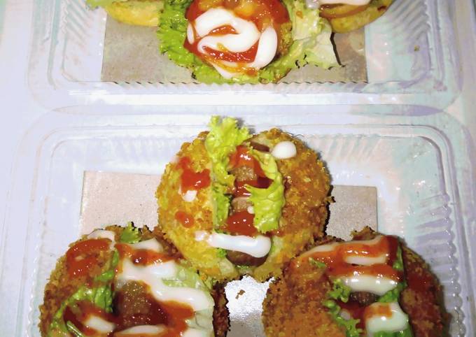 Burger isi nuget ayam dan donat sosis