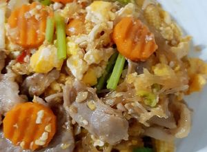 รูปของ "สุกี้แห้งหมู" Stir Fried Sukiyaki with Sliced Pork Collar🥩🥬🥕 ง่ายๆ
