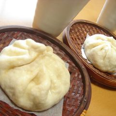 A picture of Juicy Nikuman (Steamed Pork Buns).