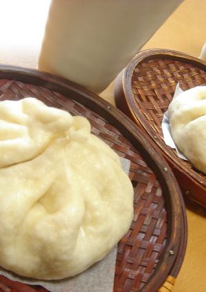 A picture of Juicy Nikuman (Steamed Pork Buns).