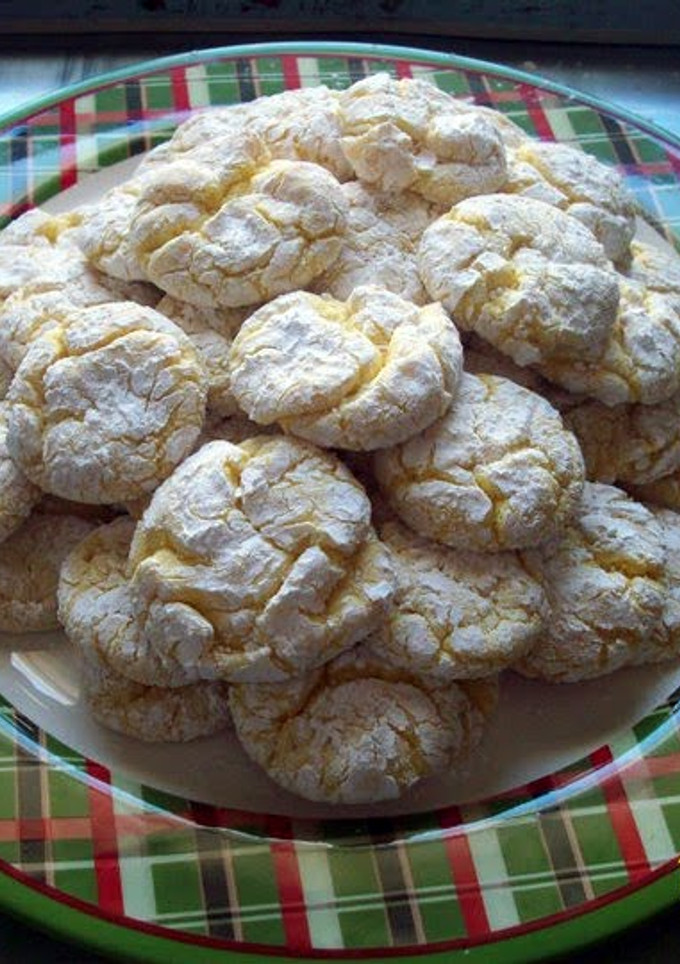 A picture of Lemon Snowflake Cookies.