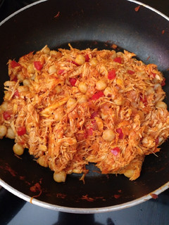 Una foto de Pollo mechado con garbanzos
