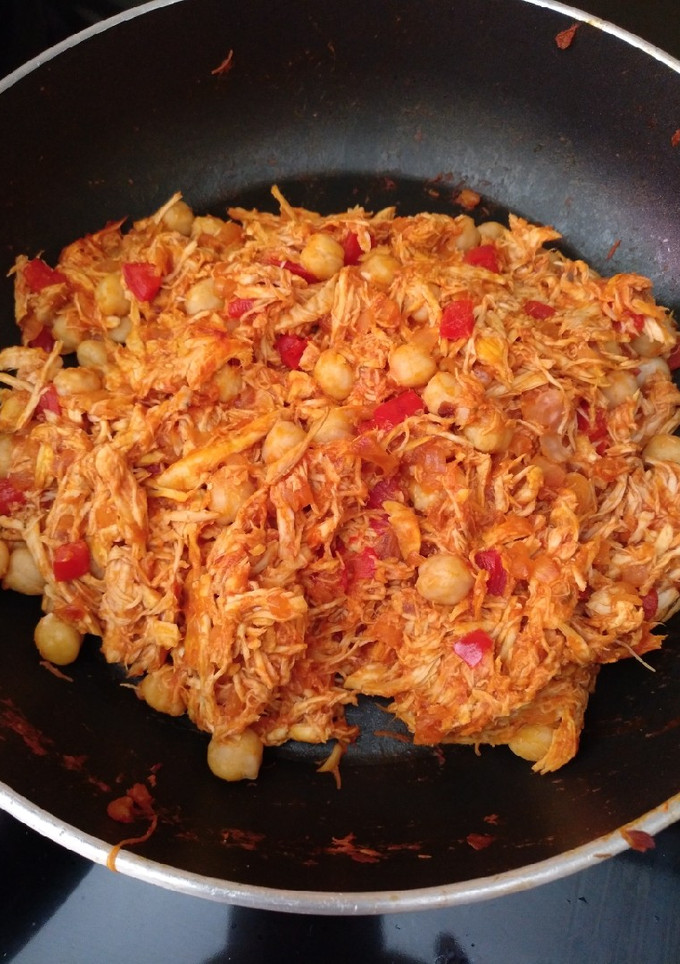 Una foto de Pollo mechado con garbanzos