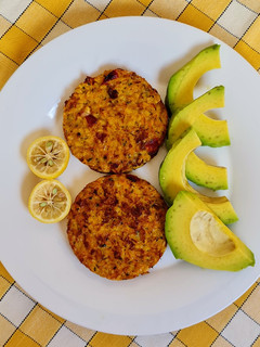 Una foto de Hamburguesas de arroz yamaní, jengibre fresco y almendras 🍚🥚🧀 Veggie burger 🍔