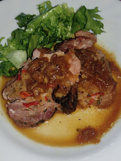 Una foto de Redondo de pavo relleno en salsa 🦃