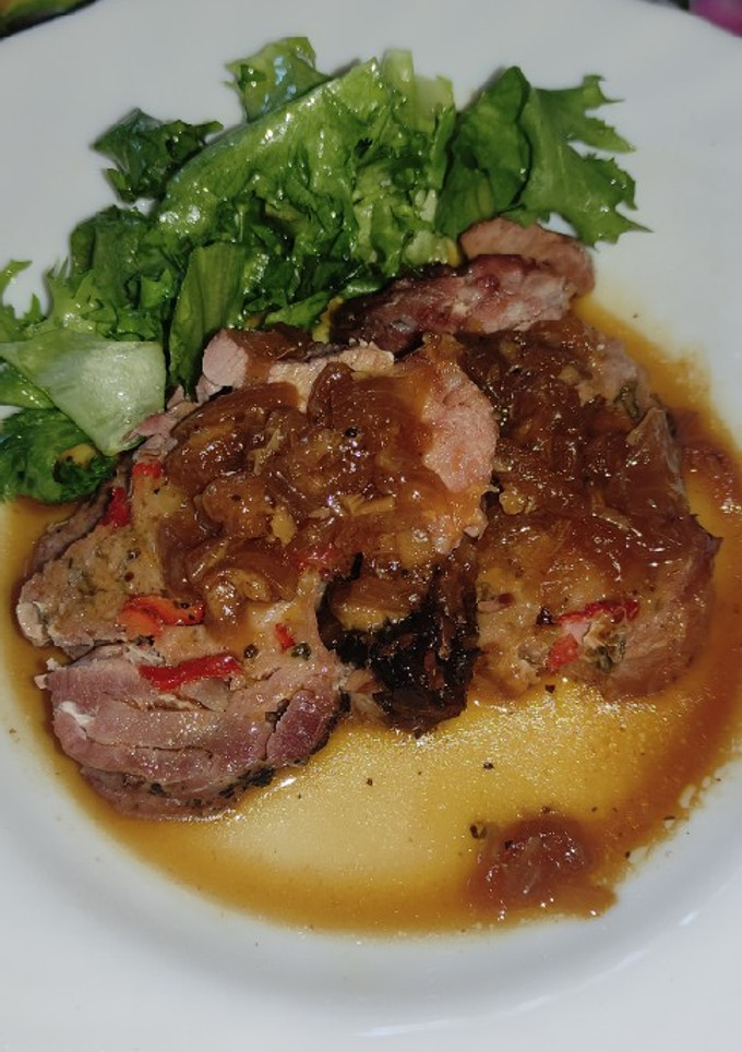 Una foto de Redondo de pavo relleno en salsa 🦃