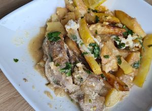Une photo de Kbab algérois / veau aux frites à la sauce blanche