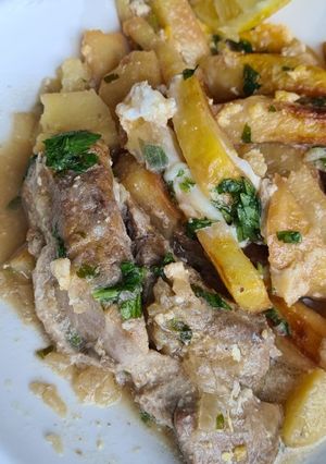 Une photo de Kbab algérois / veau aux frites à la sauce blanche