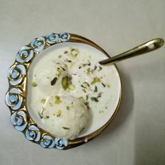 A picture of Sitafal ki rasmalai.