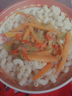 A picture of Macaroni with carrot sauce.