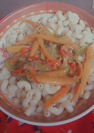 A picture of Macaroni with carrot sauce.