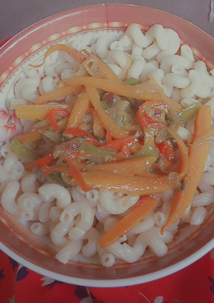 A picture of Macaroni with carrot sauce.