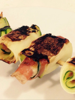 Una foto de Brocheta jamón serrano y calabacín