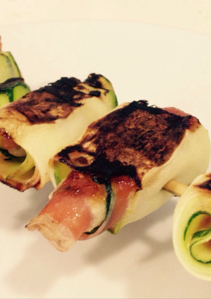 Una foto de Brocheta jamón serrano y calabacín