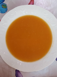 Una foto de Sopa de calabacín y zanahoria 😋
