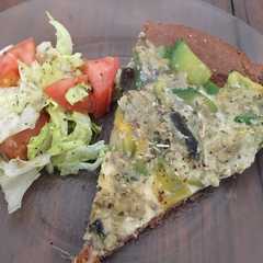 Una foto de Pizza integral con vegetales salteados