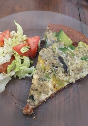 Una foto de Pizza integral con vegetales salteados