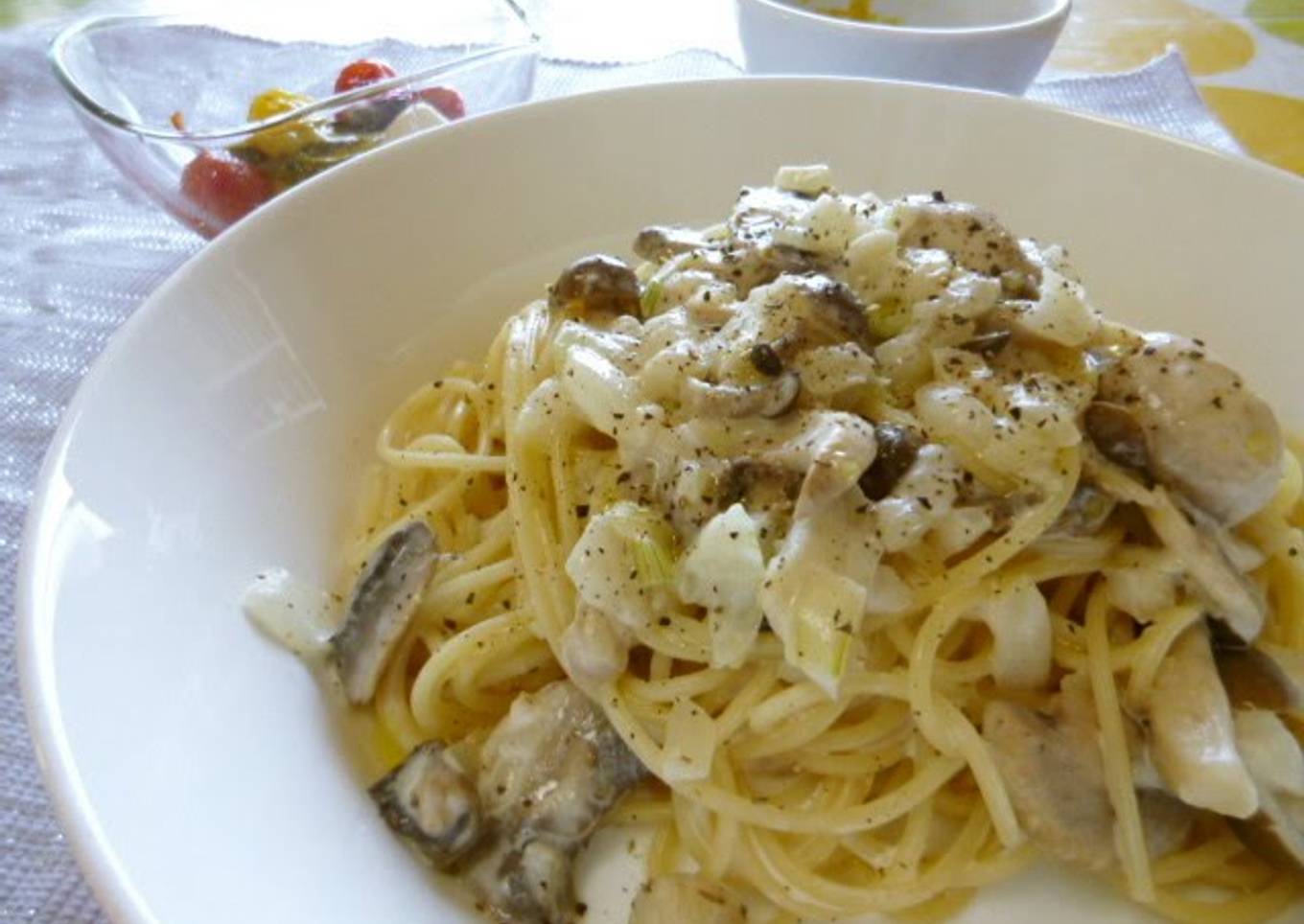 Pasta with cream and mushrooms