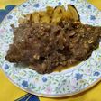 Pollo al vino tinto, con batata frita