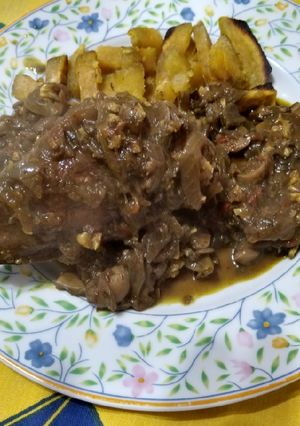 Una foto de Pollo al vino tinto, con batata frita