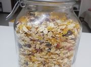 Una foto di granola alle noci
