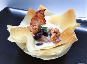 Foto di Cestino di pasta fillo con crema di gorgonzola, funghi, noci, e lardo di colonnata croccante