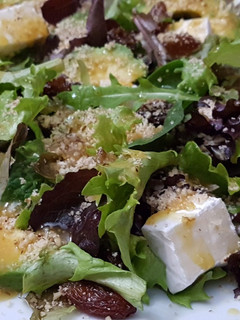 Una foto de Ensalada de brotes, queso brie, nueces y salsa de mostaza y miel