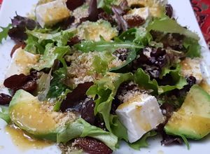 Foto principal de Ensalada de brotes, queso brie, nueces y salsa de mostaza y miel