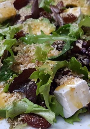 Una foto de Ensalada de brotes, queso brie, nueces y salsa de mostaza y miel