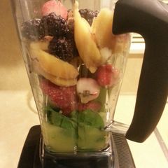 A picture of Sammies Vitamix Superfruit Smoothie.
