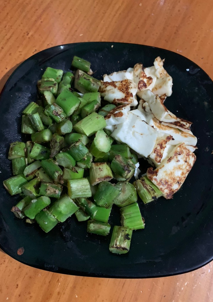 Una foto de Espárragos con queso panela (Dieta Keto)