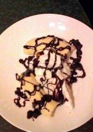 A picture of Banana split.