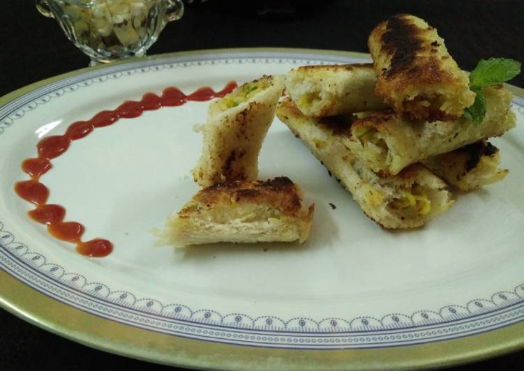 Simple Way to Prepare Yummy Cheesy Maggi Bread Rolls