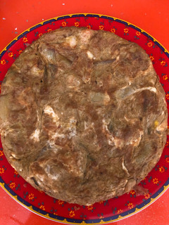 Una foto de Tortilla de alcachofas con langostinos