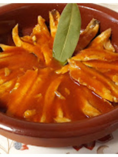 Una foto de Boquerones en salsa de tomate picante