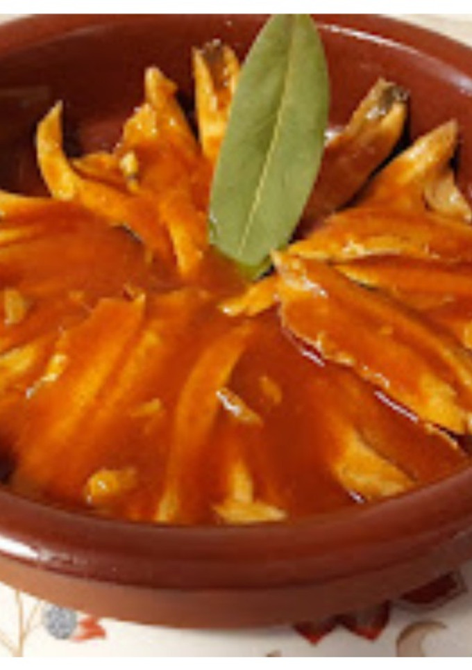 Una foto de Boquerones en salsa de tomate picante