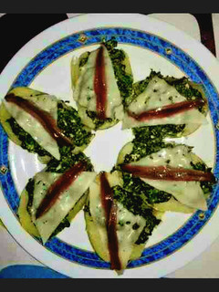 Una foto de Patatas gratinadas al microondas con espinacas y anchoas