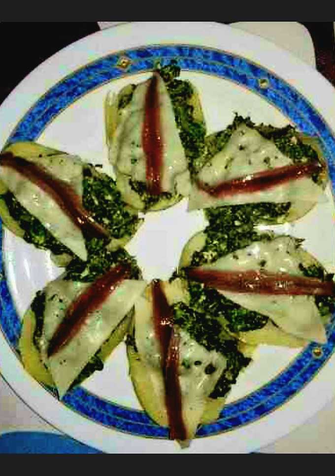 Una foto de Patatas gratinadas al microondas con espinacas y anchoas