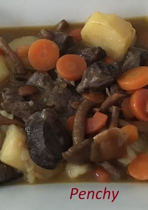 Una foto de Morcillo de ternera guisado en cocotte con setas
