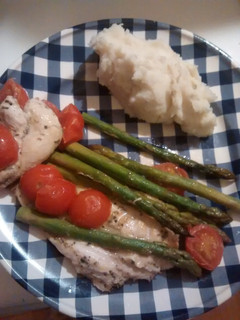 A picture of Roasted chicken breast with cherry tomatoes & asparagus.