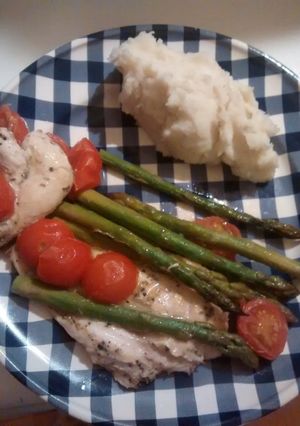 A picture of Roasted chicken breast with cherry tomatoes & asparagus.