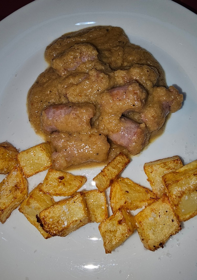 Una foto de Salchichas en crema de cebolla y ajo