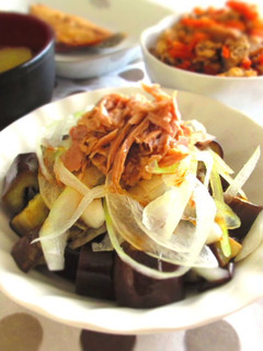 A picture of This is in Heavy Rotation in the Summer! Eggplant, Onion and Tuna Salad with Ponzu Sauce.