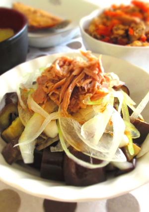 A picture of This is in Heavy Rotation in the Summer! Eggplant, Onion and Tuna Salad with Ponzu Sauce.