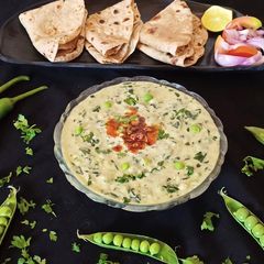 A picture of Methi matar malai in white gravy.